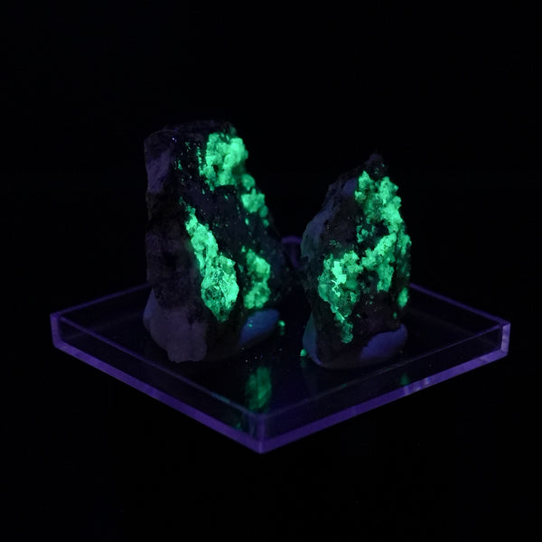 Opal var. Hyalite on Pegmatite