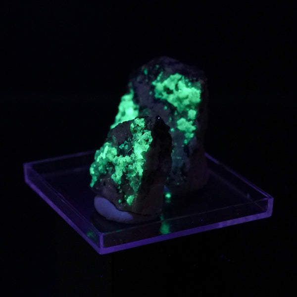 Opal var. Hyalite on Pegmatite