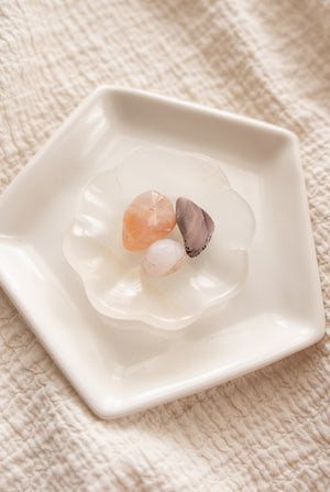 New Mexico Tumbled Stone with Onyx Petal Dish