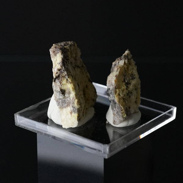Opal var. Hyalite on Pegmatite