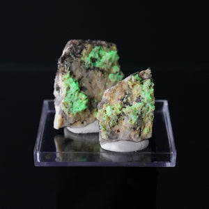 Opal var. Hyalite on Pegmatite