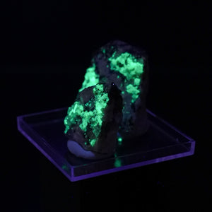 Opal var. Hyalite on Pegmatite