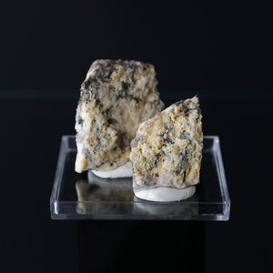 Opal var. Hyalite on Pegmatite